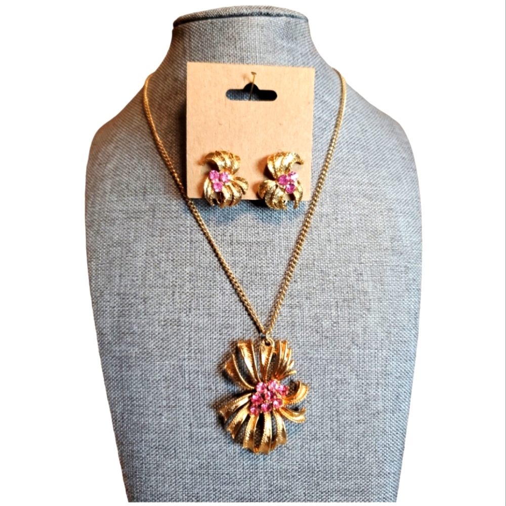 VINTAGE 1950'S HOUSE OF BORELLI GOLD TONE & PINK CRYSTAL STARBURST JEWLERY SET - Picture 1 of 3